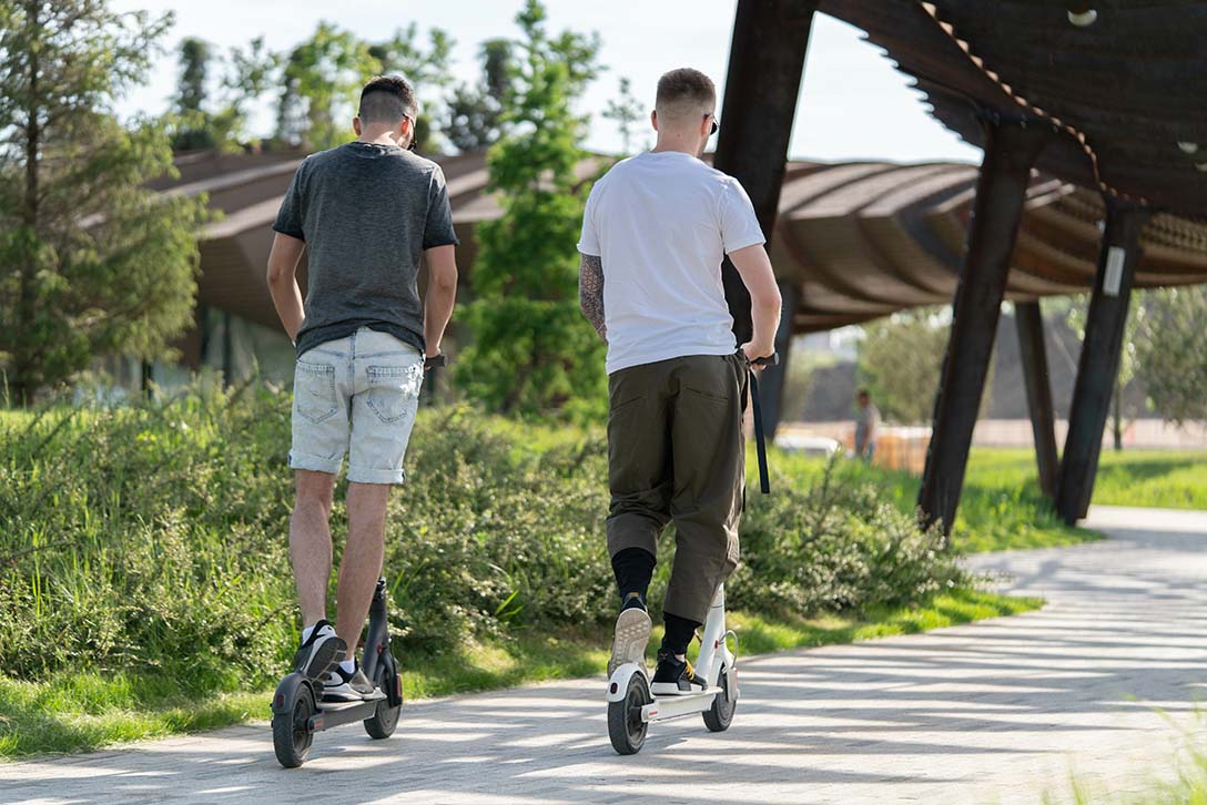 Jezděte na elektrokoloběžce bezpečně. Poradíme vám, jak na to